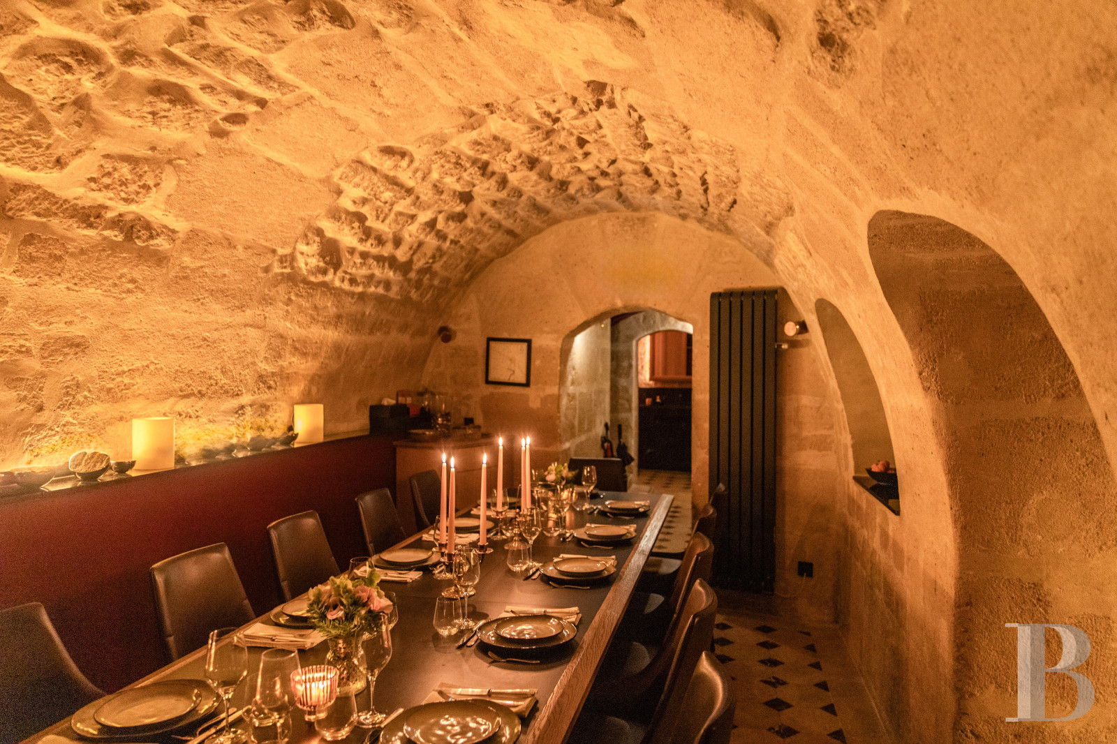 À Paris, dans le Quartier latin,  un ensemble de caves dans un immeuble du 17e siècle aménagées en lieu de réception - photo  n°1